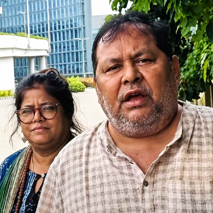 কলকাতায় ফিরলেন অভিনেতা খরাজ, সোনারপুরে ফোন লোপামুদ্রার, বাকিরা এখনও উদ্বেগেই !