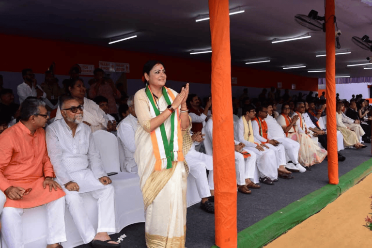 শহরকে পরিচ্ছন্ন রাখতে পার্ক সার্কাসে অভিযানে পুরমন্ত্রী