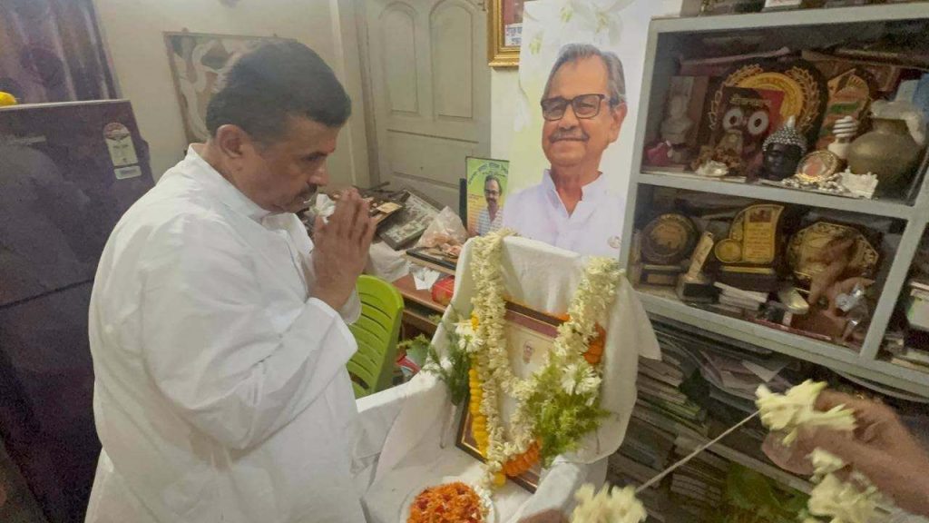 আশিসের বাড়িতে শুভেন্দু অধিকারী, পরিবারের পাশে থাকার বার্তা