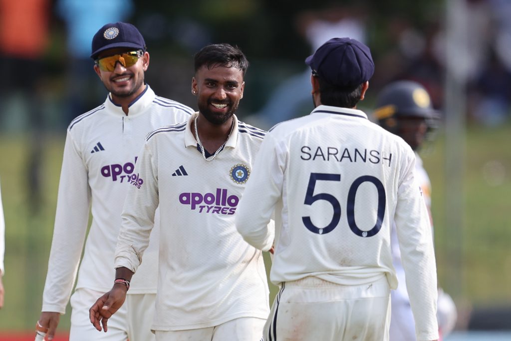 কলম্বোয় বৃষ্টির ধাক্কা ! প্রসিদ্ধ-মানবের দাপট ধুঁকছে শ্রীলঙ্কা