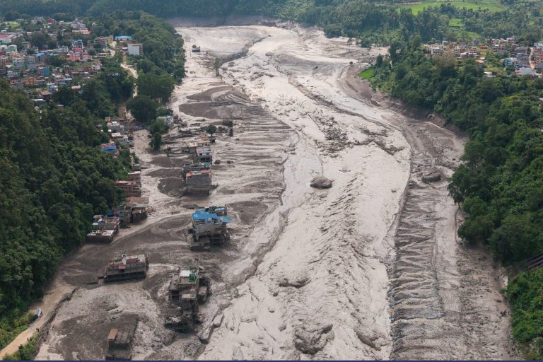 নেপালের বিপর্যয়ে আগাম সতর্কতার খবর চেপে যাওয়ার অভিযোগ চিনের বিরুদ্ধে