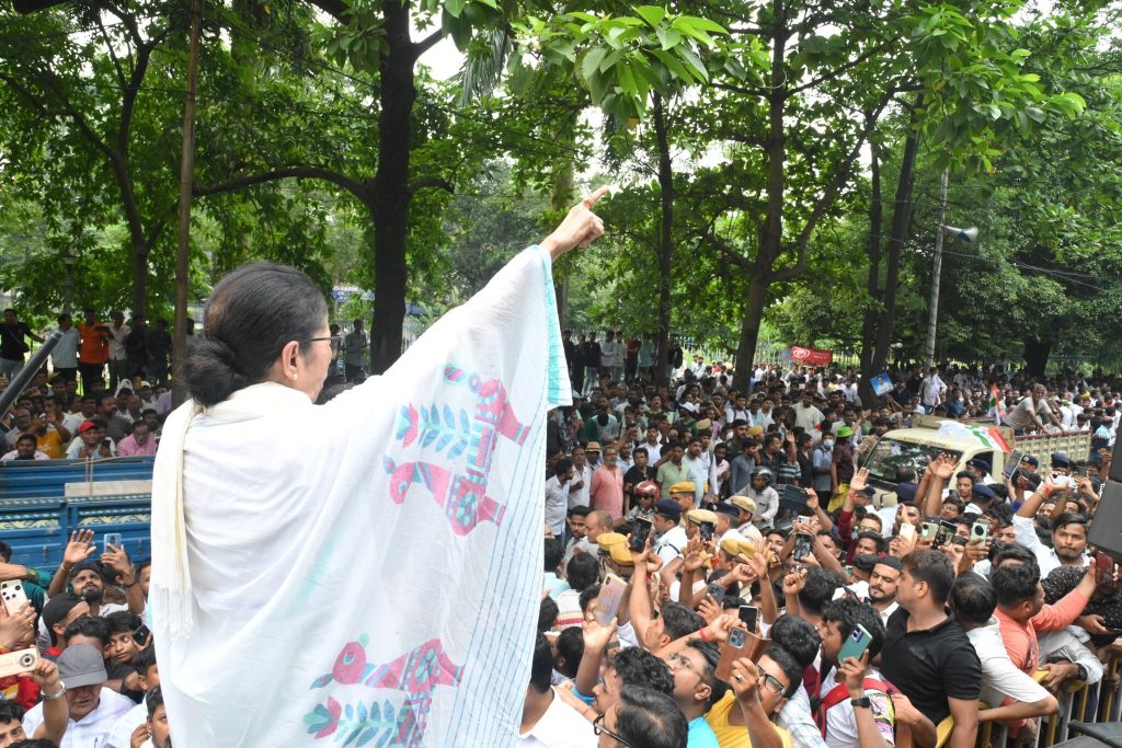 আদালতের নির্দেশ অমান্য করায় মমতার বিরুদ্ধে জোড়া এফআইআর-এর নির্দেশ মুখ্যমন্ত্রী শুভেন্দুর