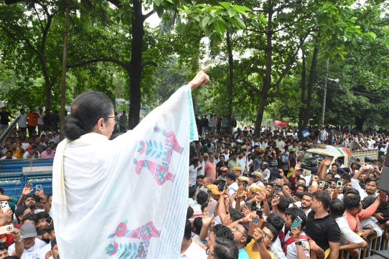 আদালতের নির্দেশ অমান্য করায় মমতার বিরুদ্ধে জোড়া এফআইআর-এর নির্দেশ মুখ্যমন্ত্রী শুভেন্দুর