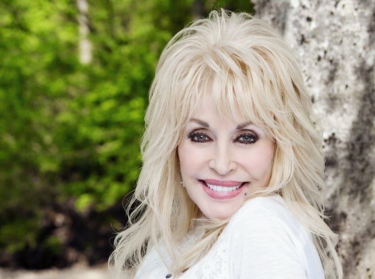 Dolly Parton: চেনা হাসির আড়ালে পরম দরদি হৃদয়, সুরের আলো নিভিয়ে অনন্তে ডলি পারটন