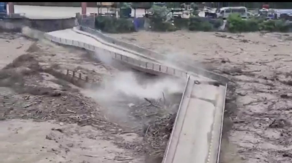 নেপালের হড়পা বানে মৃতের সংখ্যা শতাধিক, ভারতীয়-সহ নিখোঁজ প্রায় ৪০০