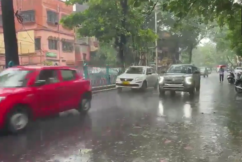 সকাল থেকে টানা বৃষ্টি, জলমগ্ন কলকাতা ও শহরতলী