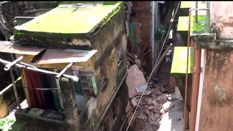 লাগাতার বৃষ্টিতে বাড়ি বিপর্যয় শহরে !