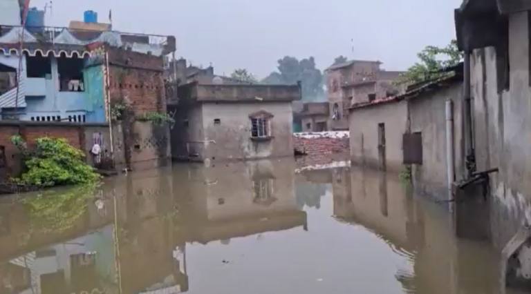 মেঘ কাটলেও জল বাড়ছে জেলায়, জলমগ্ন আসানসোলের একাধিক এলাকা !