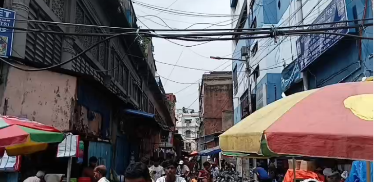 তারের জটেই কি বিপদ বাড়ছে নিউমার্কেটে ? প্রশ্ন একাধিক