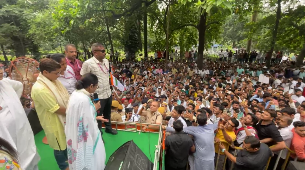 জেলায় যাওয়ার দাবি মমতার, হুঁশিয়ারি বিজেপিকে !