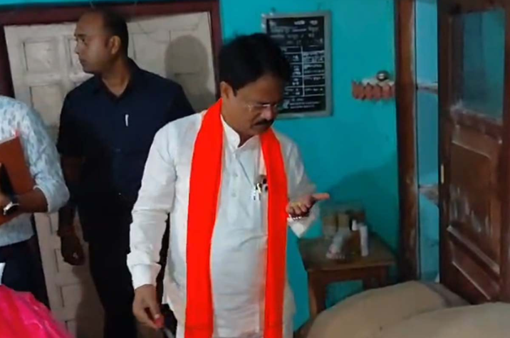 হঠাৎ-ই রেশন দোকানে খাদ্যমন্ত্রী, বাঁকুড়ায় পরিষেবা যাচাই করলেন কীর্তনিয়া