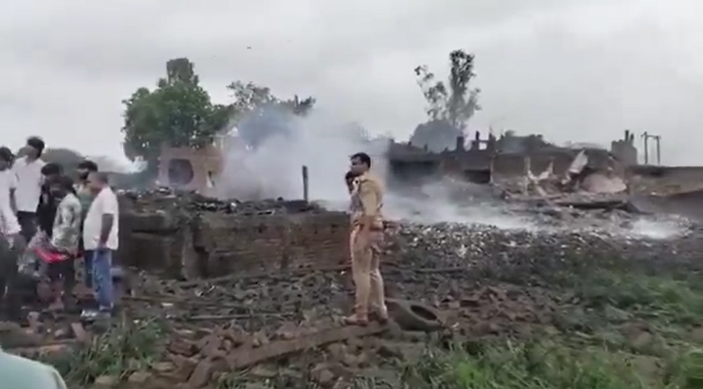 প্রয়াগরাজে বায়ুসেনা ঘাঁটির কাছে বাজি বিস্ফোরণ, নিহত ১১, ধসে পড়ল ৭টি বাড়ি