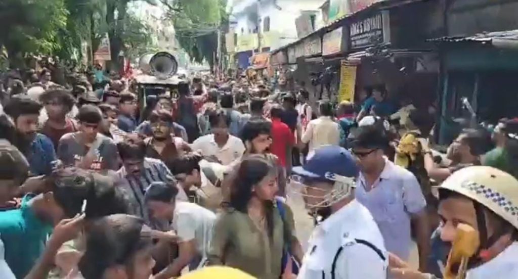 এবিভিপি-এসএফআই এর প্রতিবাদ মিছিলে উত্তপ্ত যাদবপুর