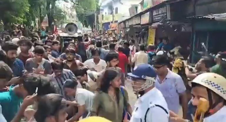 এবিভিপি-এসএফআই এর প্রতিবাদ মিছিলে উত্তপ্ত যাদবপুর