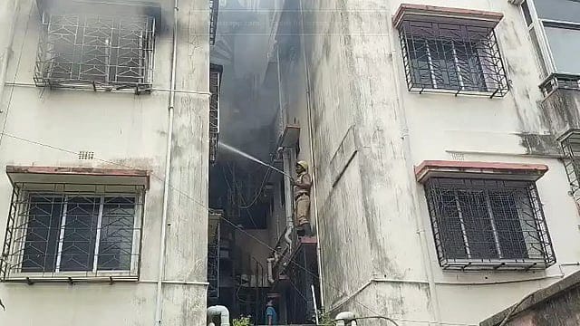 রাজ্যে পরপর অগ্নিকাণ্ডের ধারাবাহিকতায় এবার আন্দুল, ধোঁয়ায় দমবন্ধ পরিস্থিতি মৌড়িগ্রামের আবাসনে
