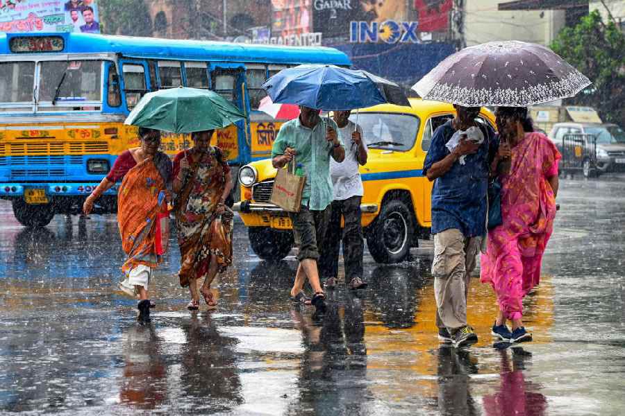 নিম্নচাপের বৃষ্টিতে ভেস্তে যেতে পারে পুজোর বাজার
