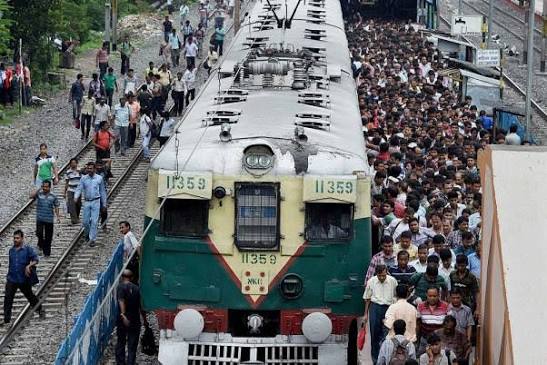বসার সিটে মুড়ি চানাচুর, বনগাঁ লোকালে দেদার চলছে মদের আসর !