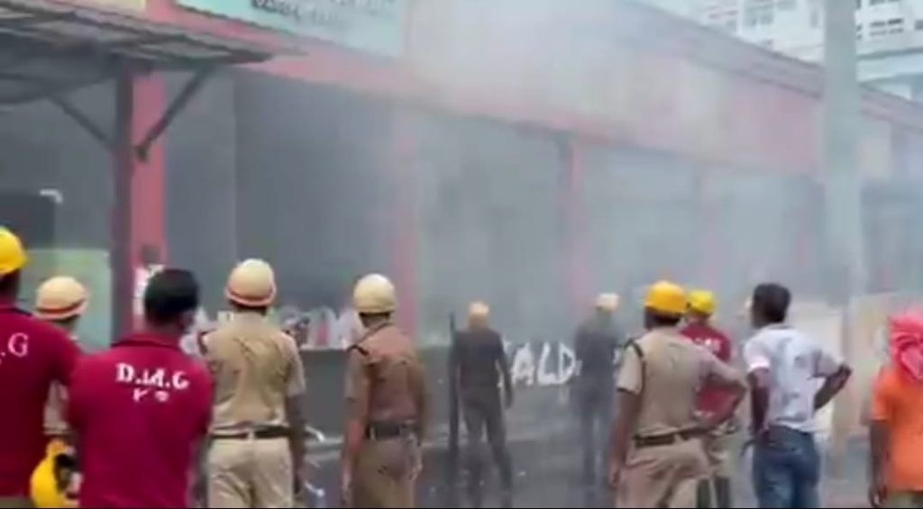 সাতসকালে শিয়ালদহ স্টেশনের ফুড প্লাজায় আগুন, আতঙ্ক