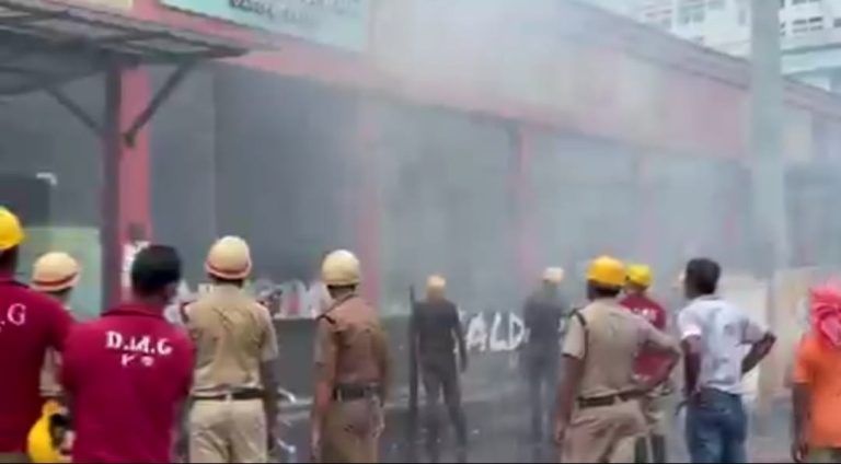 সাতসকালে শিয়ালদহ স্টেশনের ফুড প্লাজায় আগুন, আতঙ্ক
