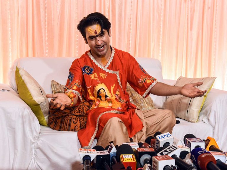 দুর্গাপুজোয় নিরামিষ, ক্ষমা চেয়েও নিজের অবস্থানে অনড় বাগেশ্বর বাবা