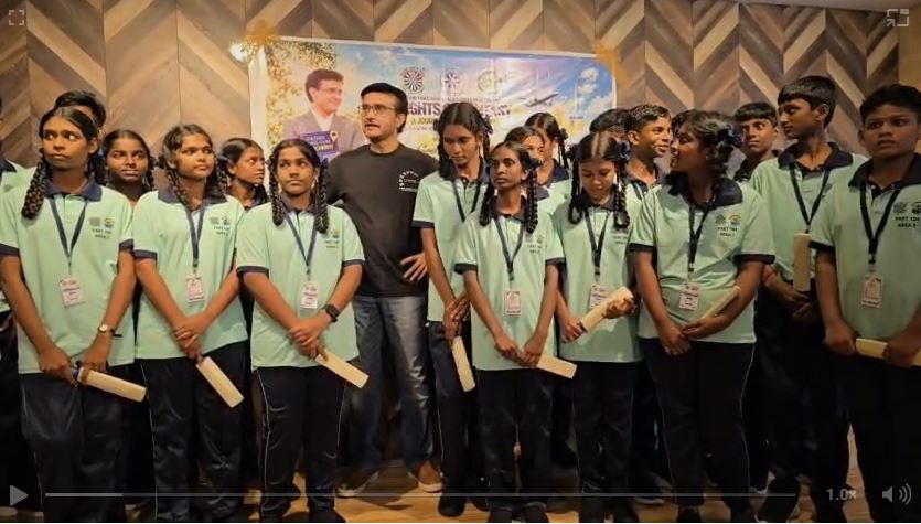 পুদুচেরির খুদে পড়ুয়ারা মহারাজের দরবারে