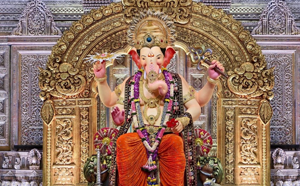 গণেশের দানবাক্স ভরল সোনা হীরে, টাকা, ডলারের মালায়