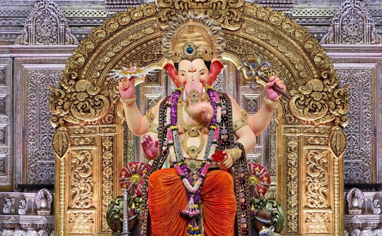 গণেশের দানবাক্স ভরল সোনা হীরে, টাকা, ডলারের মালায়