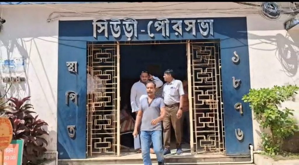 বৃদ্ধার ভাতা অন্যের অ্যাকাউন্টে, ‘দুর্নীতিতে প্রথম’ সিউড়ি পুরসভা ঘিরে অভিযোগ