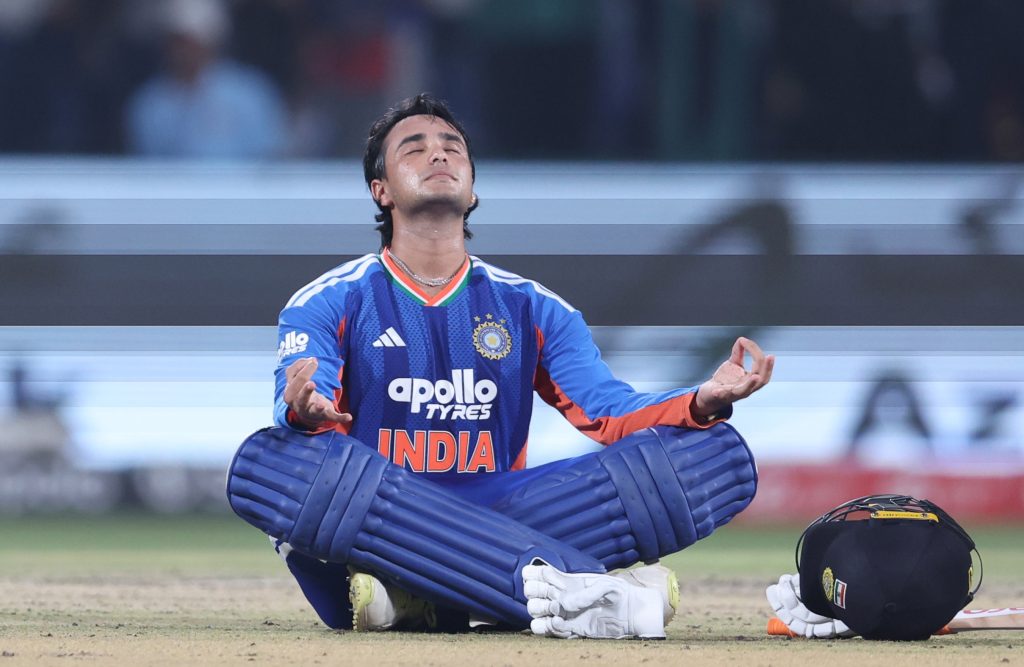 অভিষেকের রেকর্ড ভাঙার রাত