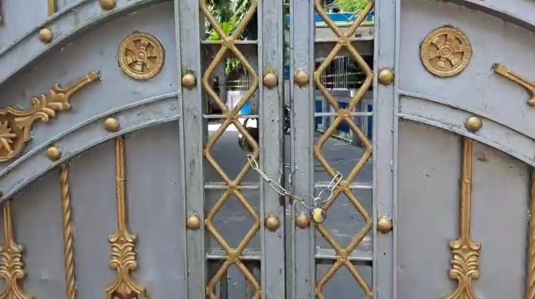 বেতন ও পুজোর বোনাসের দাবি, জলপাইগুড়ি পুরসভায় অস্থায়ী কর্মীদের বিক্ষোভ