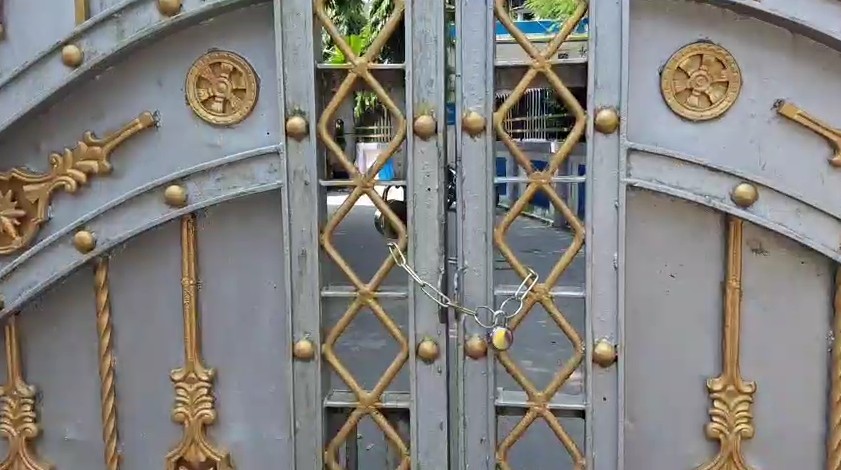 বেতন ও পুজোর বোনাসের দাবি, জলপাইগুড়ি পুরসভায় অস্থায়ী কর্মীদের বিক্ষোভ