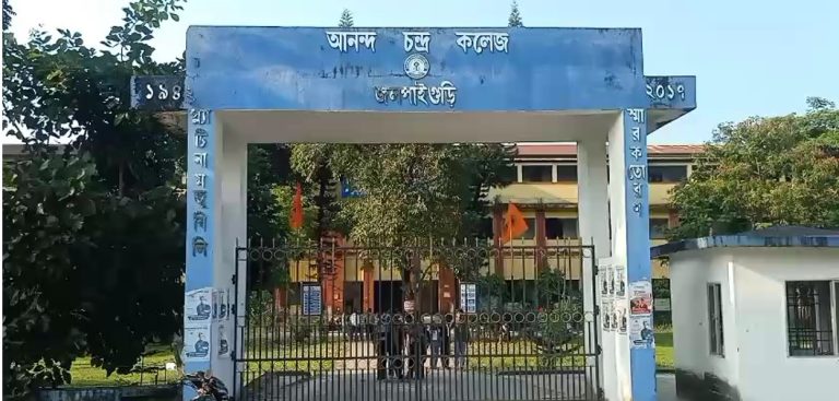 ক্লাসেই গায়ে কেরোসিন ঢেলে আত্মহত্যার চেষ্টা ছাত্রের, জলপাইগুড়ির কলেজে চাঞ্চল্য