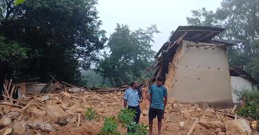 মাঝরাতে মাটির দেওয়াল ধসে ঝাড়গ্রামে মৃত্যু স্বামীর, গুরুতর আহত স্ত্রী