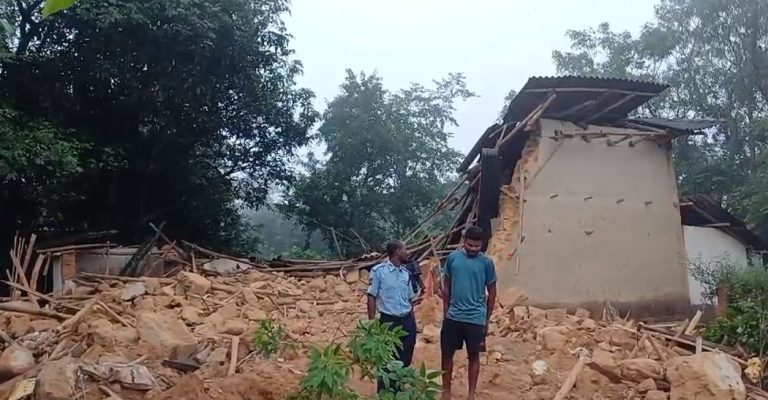 মাঝরাতে মাটির দেওয়াল ধসে ঝাড়গ্রামে মৃত্যু স্বামীর, গুরুতর আহত স্ত্রী