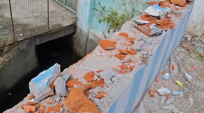 মদ্যপানের অভিযোগে কুড়োল দিয়ে সরকারি কালভার্ট ভাঙার অভিযোগ বিজেপি কর্মীর বিরুদ্ধে