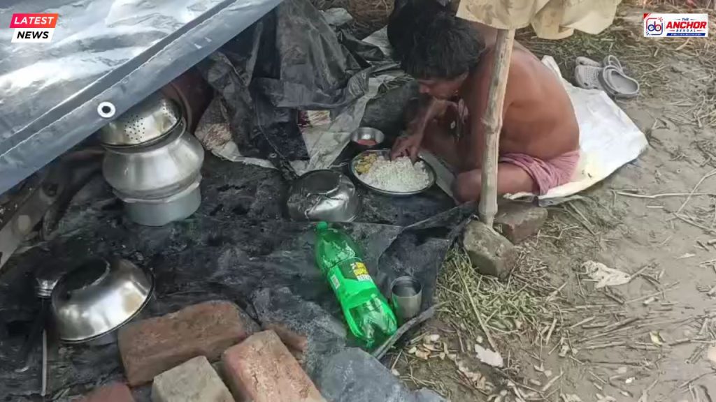 গঙ্গার ভাঙনে বাড়িঘর ভেসেছে , এক সপ্তাহ ত্রিপলই সম্বল বাসিন্দাদের, ক্ষোভ প্রশাসনের বিরুদ্ধে