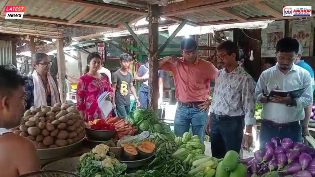 পুজোর বাজারে বেলাগাম দাম,  জলপাইগুড়ির দিনবাজারে হানা আধিকারিকদের