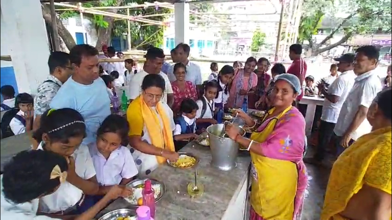 আচমকা স্কুল পরিদর্শন বিধায়িকার, ছাত্রছাত্রীদের সঙ্গে খেলেন মিড-ডে-মিল