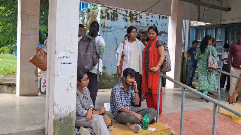 নবাগতদের হেল্পডেস্ক করা নিয়ে বচসায় ABVP ও AIDSO, আহত 3