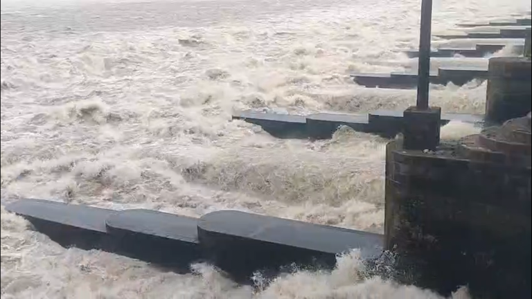 জল ছাড়ল দুর্গাপুর ব্য়ারেজ, বন্য়া পরিস্থিতি নিয়ে কড়া নজরদারি প্রশাসনের