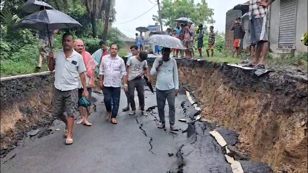 রাতভর মুষলধারে বৃষ্টি, একাধিক খনি এলাকায় ধস, আতঙ্কে বাসিন্দারা