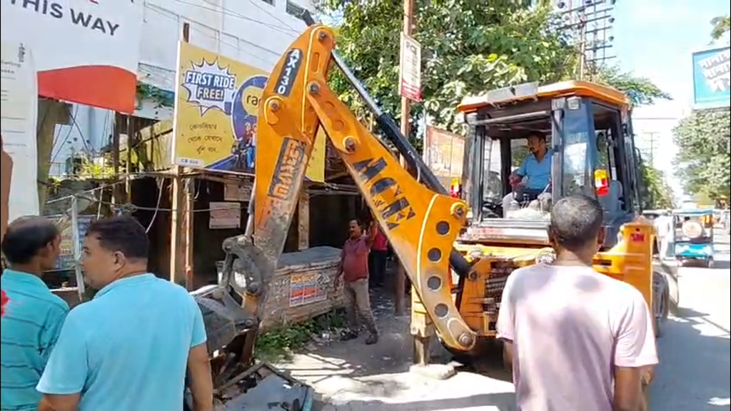 কোচবিহারের রাস্তায় বুলডোজার, কড়া পদক্ষেপ প্রশাসনের