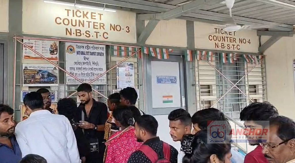 উত্তরবঙ্গগামী ট্রেন বাতিল, ধর্মতলায় বাস ধরতে ভিড়