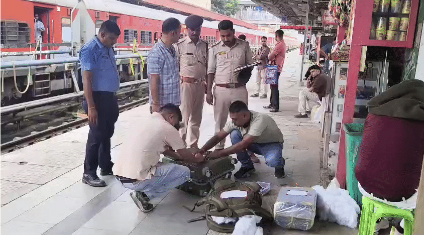 এনজেপি স্টেশনে পুলিশি অভিযান, উদ্ধার ৩৭ কেজি গাঁজা