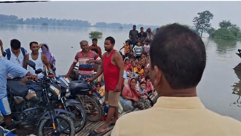 মানিকচকে বন্যা রুখতে ফুলহারে জল নামানোর চেষ্টা প্রশাসনের