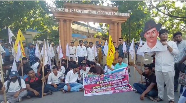 কর্মসূচিতে জোড়া হামলার অভিযোগ, কোচবিহারে জেলা পুলিশ সুপারের দফতর ঘেরাও এসএফআই-এর