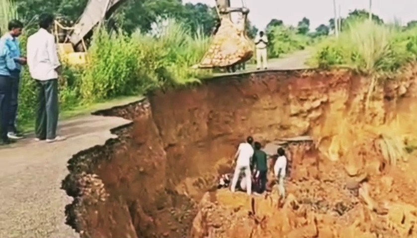 গুগল ম্যাপ দেখে রাস্তা খুঁজতে গিয়ে ৩০ ফুটের গর্তে বাইক, গুরুতর আহত যুবক