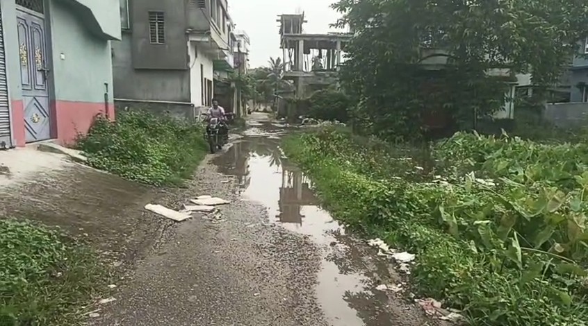 সামান্য বৃষ্টিতেই জলযন্ত্রণা, পচা-দুর্গন্ধ, ইসলামপুরে ক্ষুব্ধ স্থানীয় বাসিন্দারা