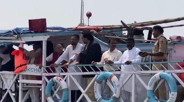 এলাকা পরিদর্শনে পর্যটন মন্ত্রী