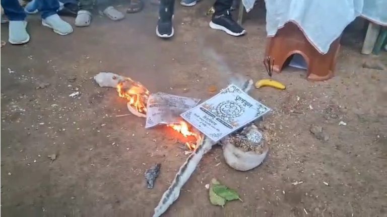 তৃণমূলের প্রতীক পোড়ানো হচ্ছে
